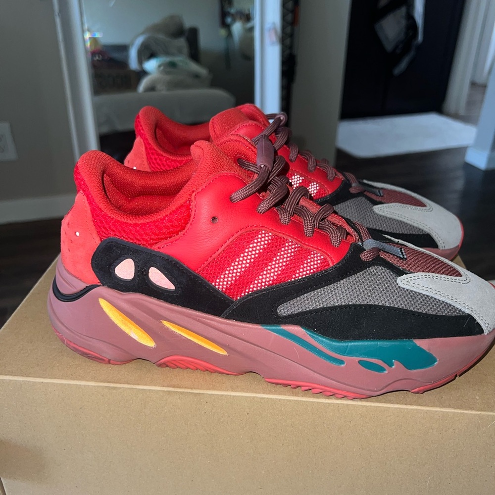 Adidas Yeezy 700 Boost v3 Hi-res Red Men’s size 9 Sneakers EUC MINT
